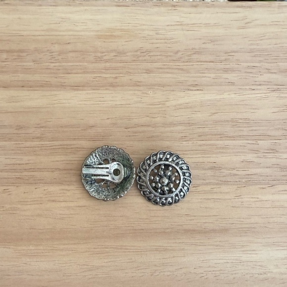 Vintage ClipOn Earrings - Picture 2 of 3